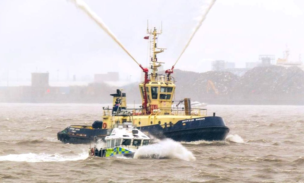 MODPolice's tweet photo. Check out our βsemi-submersibleβ Police Launch, alongside Duty Tug, during the escort for @HMSPWLSβ arrival in Liverpool last Friday!π Hopefully the journey back out to sea will be a little less choppy!π€π
#FlashbackFriday
#PWLSinLiverpool @CruiseLpool https://t.co/IPV6k3SKrq