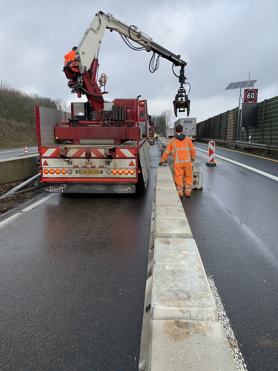 marjosalari's tweet photo. Deze week zijn wij weer een nieuw project begonnen op de A535 bij Wuppertal. Hier installeren wij het QMB verplaatsbare barrier systeem, ook hier zal de streng barriers 2 keer per dag tussen 1 rijstrook worden verplaatst. 
#Lindsay #Roadzipper #QMB #Barrier #Wuppertal #A535 https://t.co/pJc2BAxYrD