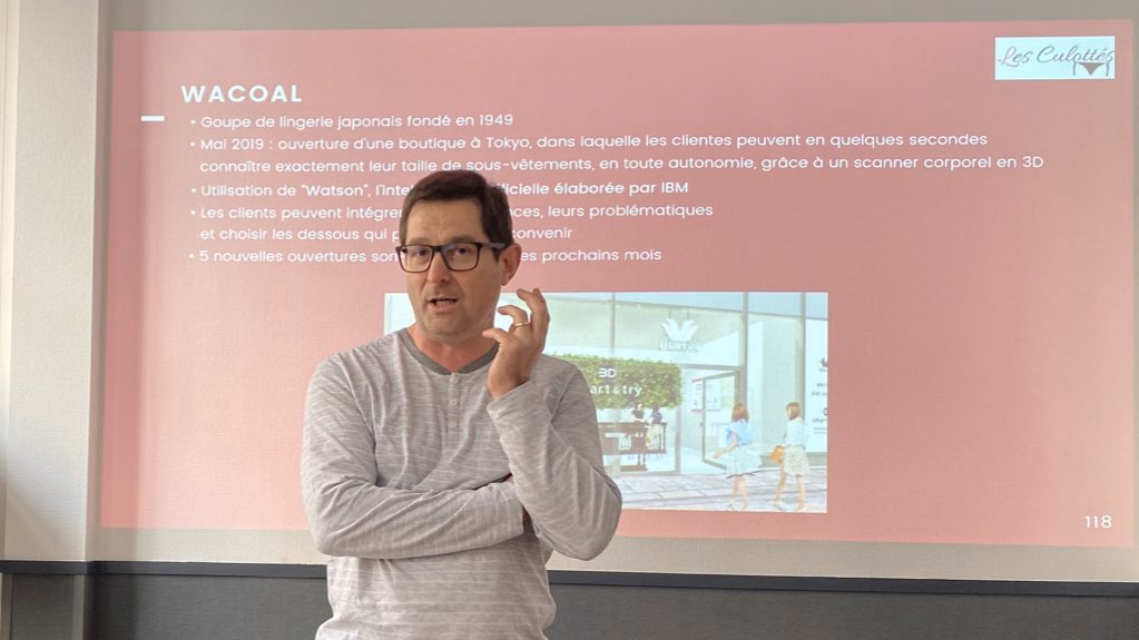 culottes_les's tweet photo. Olivier (@DKoroibos) nous parle de Wacoal, un groupe de lingerie japonais qui a intégré un scanner corporel pour mieux conseiller les clientes !
#beculottés #MBADMB https://t.co/h58UIQC4uC