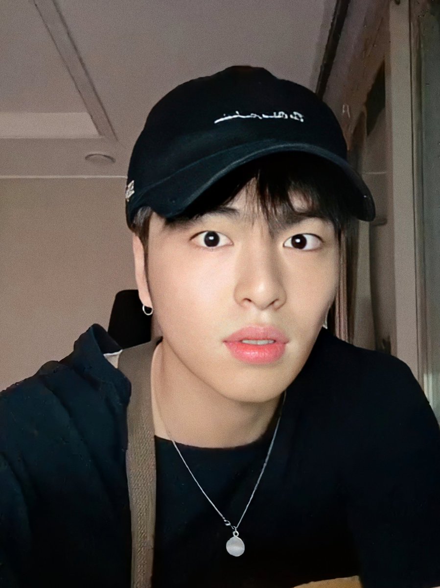 KOOW0N's tweet photo. please support junhoe's new cover on igtv by liking it or leaving a positive comment 🙇🏻‍♂️❤️

🔗 : https://t.co/kAvK5RABgm https://t.co/0IQiXX4cbk