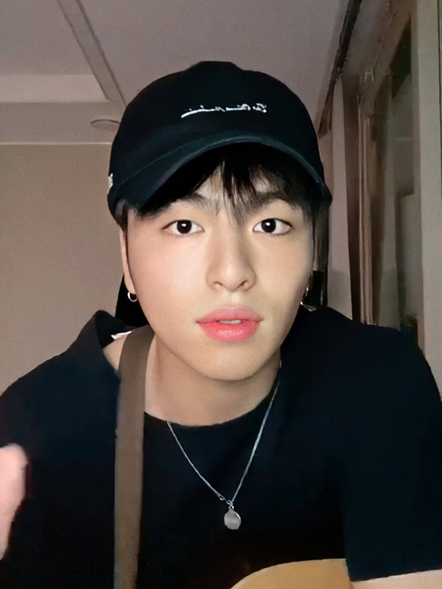 KOOW0N's tweet photo. please support junhoe's new cover on igtv by liking it or leaving a positive comment 🙇🏻‍♂️❤️

🔗 : https://t.co/kAvK5RABgm https://t.co/0IQiXX4cbk