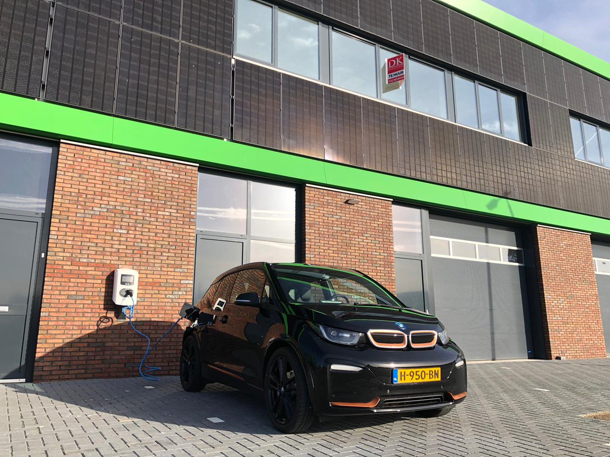 DK Makelaars rijdt elektrisch en gebruikt nu ook de 100% groene stroom bij de E-units aan de Hondiusstraat in #Arnhem om op te laden! Deze nieuwbouw bedrijfsunits hebben een ENERGIE ++++ status. Naast de groene energievoorzieningen is er gebruik gemaakt van duurzame materialen.