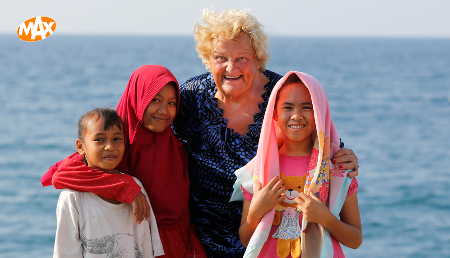 Op het Indonesische eiland #Flores reist Erica Terpstra langs dorpen waar de tijd geen vat op lijkt te hebben gekregen, en waar voorouderverering nog altijd springlevend is. 📺 #EricaopReis op <a href="/NPO1/">NPO 1</a> om 21.30 uur.