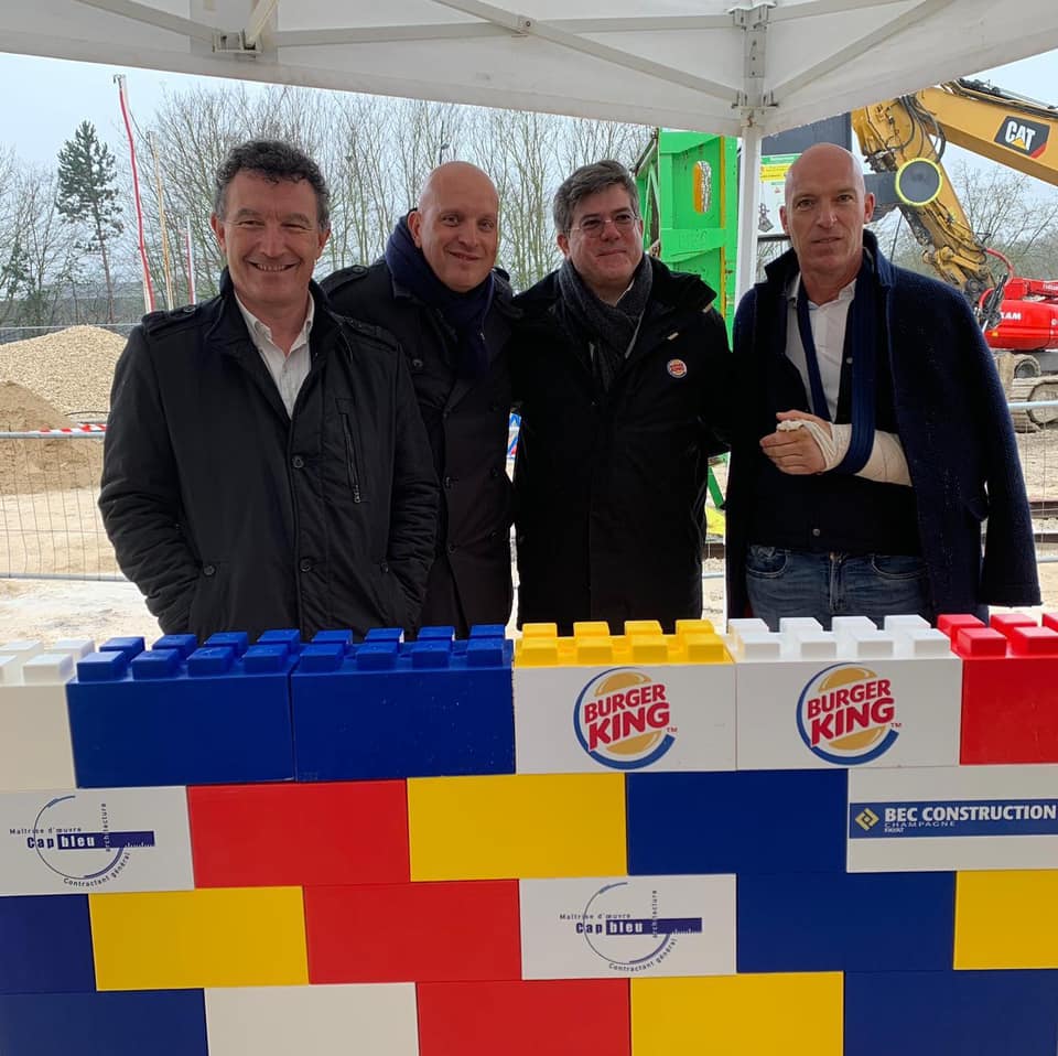 EverBlockFr's tweet photo. La pose de la première pierre du futur Burger King à Epernay @villeepernay s'est tenue hier en présence de @EricDujourdhui !
Merci d'avoir choisi notre solution de blocs géants pour votre événement !
#everblock #everblockfr #everblockfrance #mur #premièrepierre #burgerking https://t.co/oODT9D2EYF