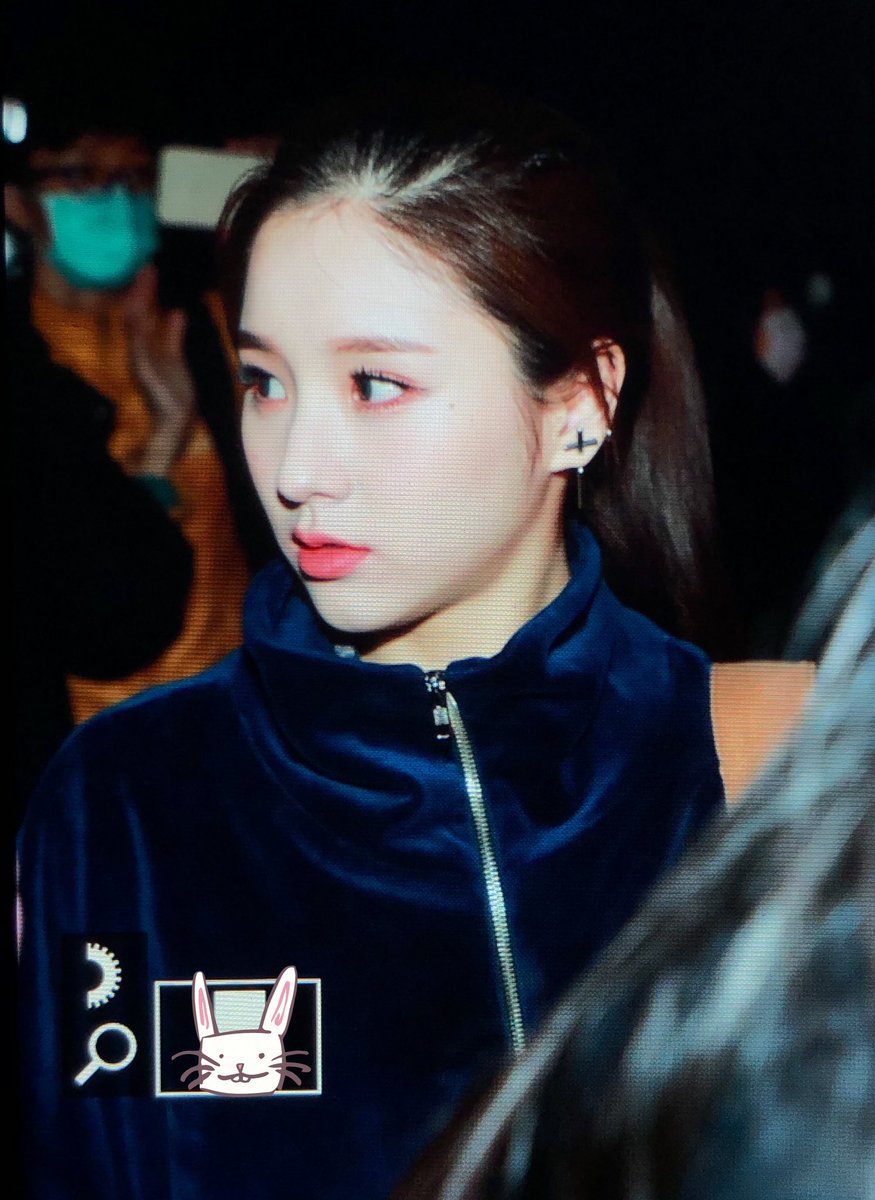 200306 뮤뱅퇴근 프리뷰 

퇴근 퇴근 ✌️

#희진 #HeeJin #LOONA #이달의소녀
<a href="/loonatheworld/">이달의 소녀(LOOΠΔ)</a>