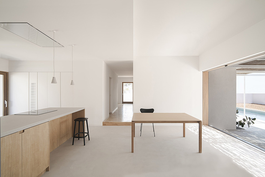 Interior_es's tweet photo. La #Casa JM es un espacio flexible que busca la luz y el aprovechamiento del espacio exterior, desdibujando los límites entre la #vivienda y el entorno protegido con el que linda. El autor del proyecto es #MadeStudio
-> Fotos: Made Studio
-> https://t.co/PLQ93TYhbh
-> #Valencia https://t.co/Qi7zUGVkSs