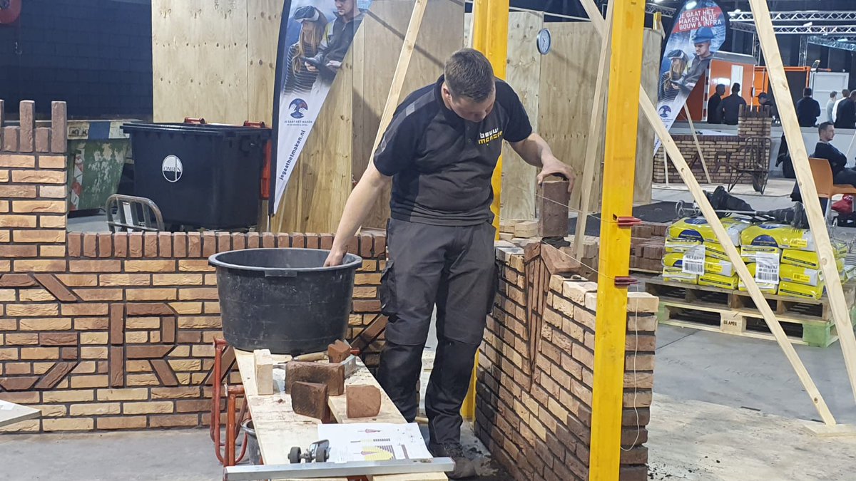 Maurice en Wessel zijn bezig met de laatste loodjes. @rocgraafschap
#skills @bouwmensen <a href="/BouwendNL/">Koninklijke Bouwend Nederland</a>