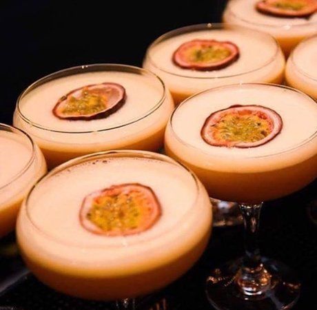 Happy Friday everyone! 😉Who is stopping by for some of that Friday feeling?! 🍹🍸🥂🍾 #cocktails #pornstarmartini #weekend #fun #cheers #reigate