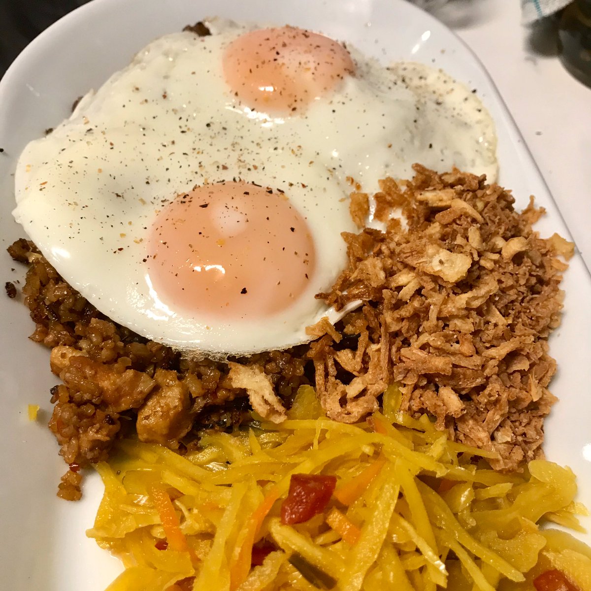 EHWJEMichiels's tweet photo. Een beetje van mezelf en een beetje van mijn schoonmoeder ๐
#lunch #nasi #atjar #gebakkenui en #eieren als topping ๐ช https://t.co/CtmYV4w1W6