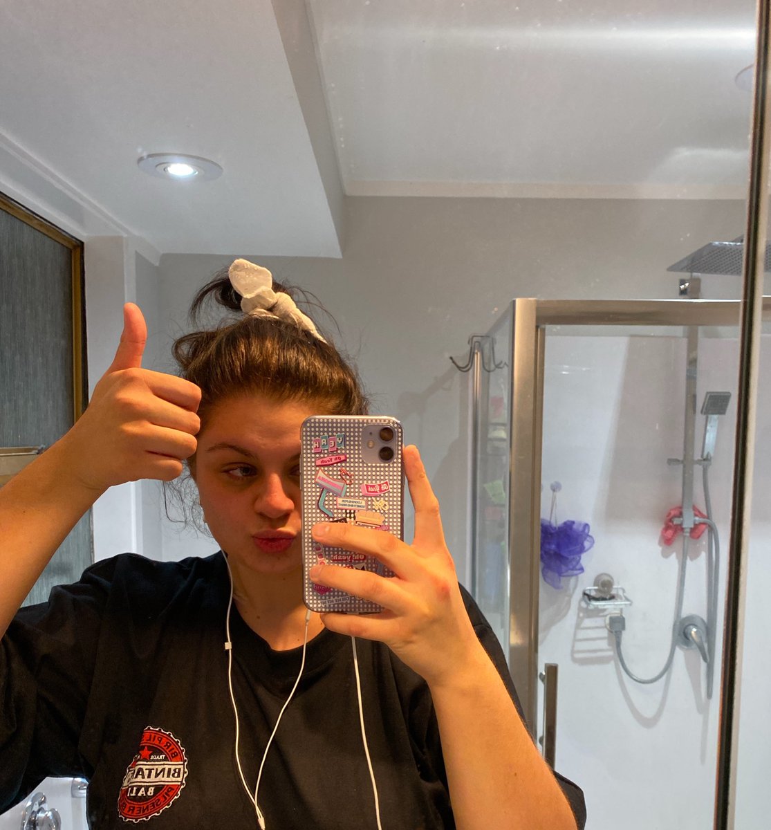 yellowkgs's tweet photo. feeling like trash after p*rging it's now midnight my throat is burning n i feel like i food stuck in my throat wow 🤩 https://t.co/XMdAzqHlAz