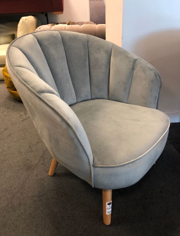 the_galleria's tweet image. At least one room in your homes needs a statement chair. We've spied this grey suede one at @choicestores and it's a beauty 😍.
#statementchair #furniture #choice