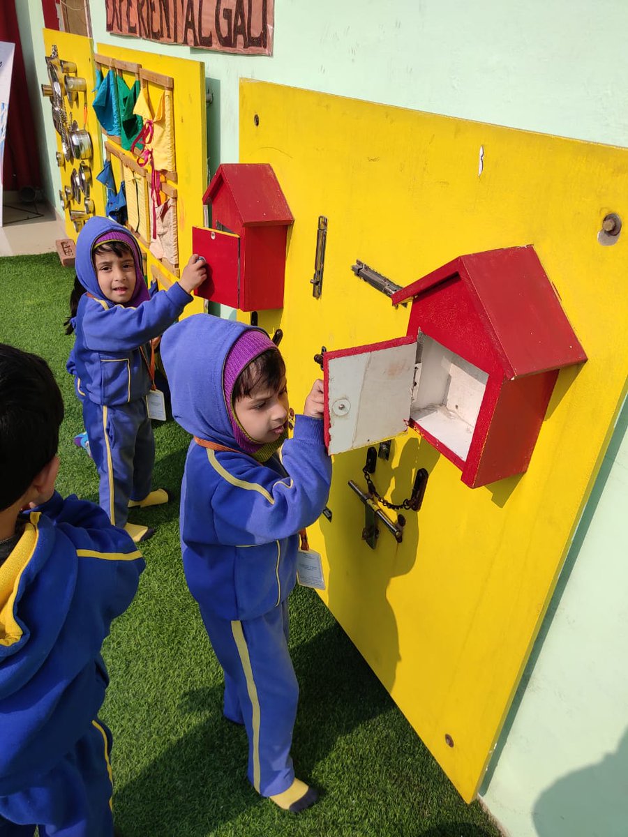 Petals_130's tweet photo. Creative Wall Activity in Petals PreSchool
Our little petalians are learning new things from the Creative Wall like buttoning, sounds differentiation, door locking & unlocking
#petals #petalspreschool #school #preschool #playschool #creativewall #learning #knowledge #buttoning https://t.co/Hx7df8Ih4U
