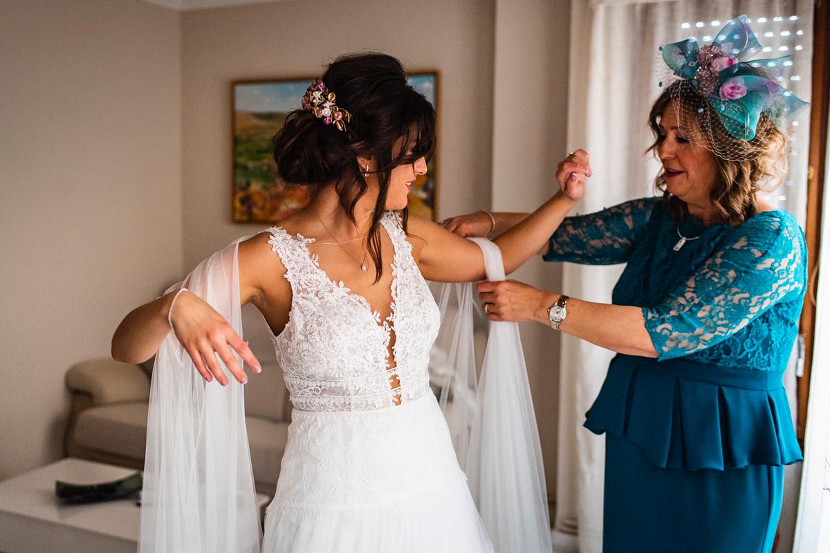 MarengoModa's tweet photo. Un momento muy especial para Laura en el día de su boda.✨ 

El vestido ya os lo habíamos enseñado por aquí y es de @Inmaculada_G. ¿Os gusta? 

#Vestido #novia #Marengo #moda #tienda #Zaragoza #zgz  #InmaculadaGarcia #bride #bridetobe https://t.co/x8DaeUs4XQ
