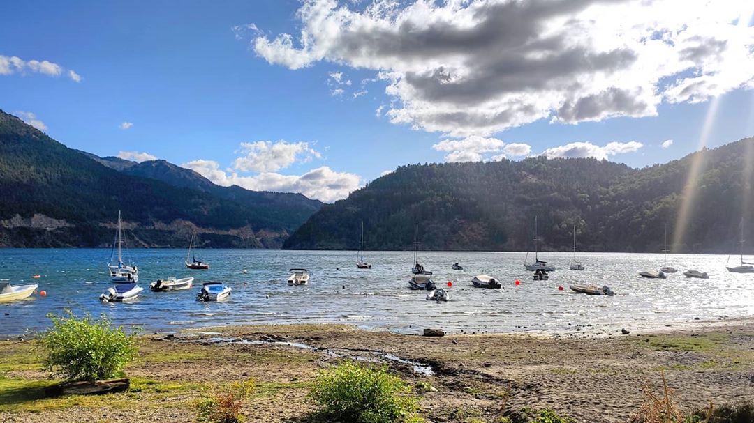 #BuenViernes twitter🧉
#LagoLacar #SanMartinDeLosAndes
Espejos de agua #neuquinos
El verano sigue☀🚵🏼‍♂️⛵
#gmylolo Patagonia Argentina
#TeVaAGustar 😉👇🏼