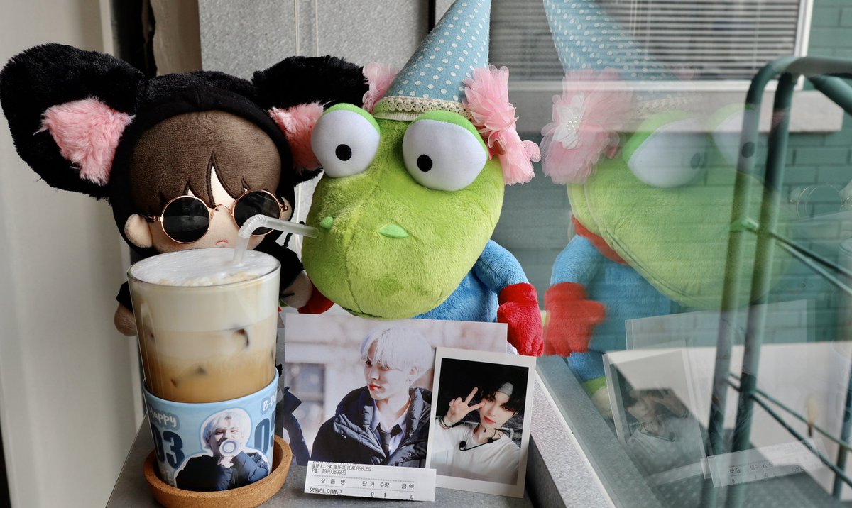 B_LOG_0510_BAER's tweet photo. @BeingJointed 
병곤이 생일카페 와디즈303에 다녀왔어요
벽면이 다 병곤이로 꾸며져있어서 너무 좋았어요🥺
포카와 엽서 컵홀더도 다 예쁜병곤이로
꾸며주셔서 감사합���다 💙
고니공간에서 너무 행복했어요💙🦖💙
#영원히_이병곤 #happy_gon_day #happybexday #CIX #BX #이병곤 #병곤 https://t.co/m9fqLdyJvs