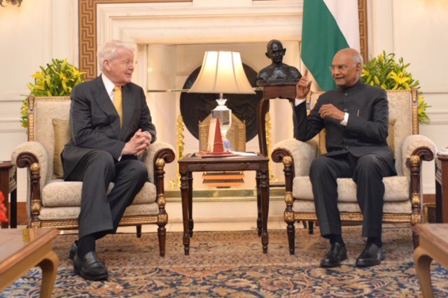ORGrimsson's tweet photo. In my meeting with the President of India @rashtrapatibhvn I remembered my first time in that historic palace when in 1985 as young @PGAction leaders we brought about the Peace Summit of #RajivGandhi, #OlofPalme, #AndreasPapandreou, #JuliusNyerere and others. https://t.co/DzptBQB4nS