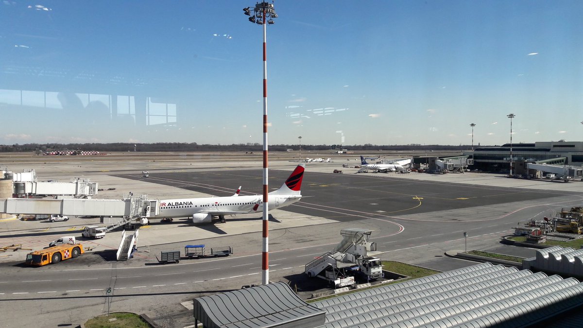 massi_meroni's tweet photo. É vero, gli #Aeroporti di #Milano sono aperti, ma ci sono le decisioni di alcune compagnie aeree e la gente che ha paura. #mxp T1. Marzo 2020. https://t.co/7coGeDAbJZ
