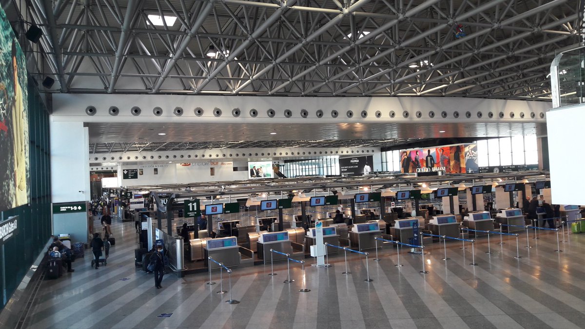 massi_meroni's tweet photo. É vero, gli #Aeroporti di #Milano sono aperti, ma ci sono le decisioni di alcune compagnie aeree e la gente che ha paura. #mxp T1. Marzo 2020. https://t.co/7coGeDAbJZ