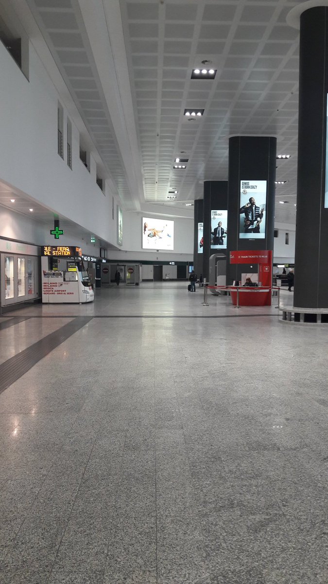massi_meroni's tweet photo. É vero, gli #Aeroporti di #Milano sono aperti, ma ci sono le decisioni di alcune compagnie aeree e la gente che ha paura. #mxp T1. Marzo 2020. https://t.co/7coGeDAbJZ