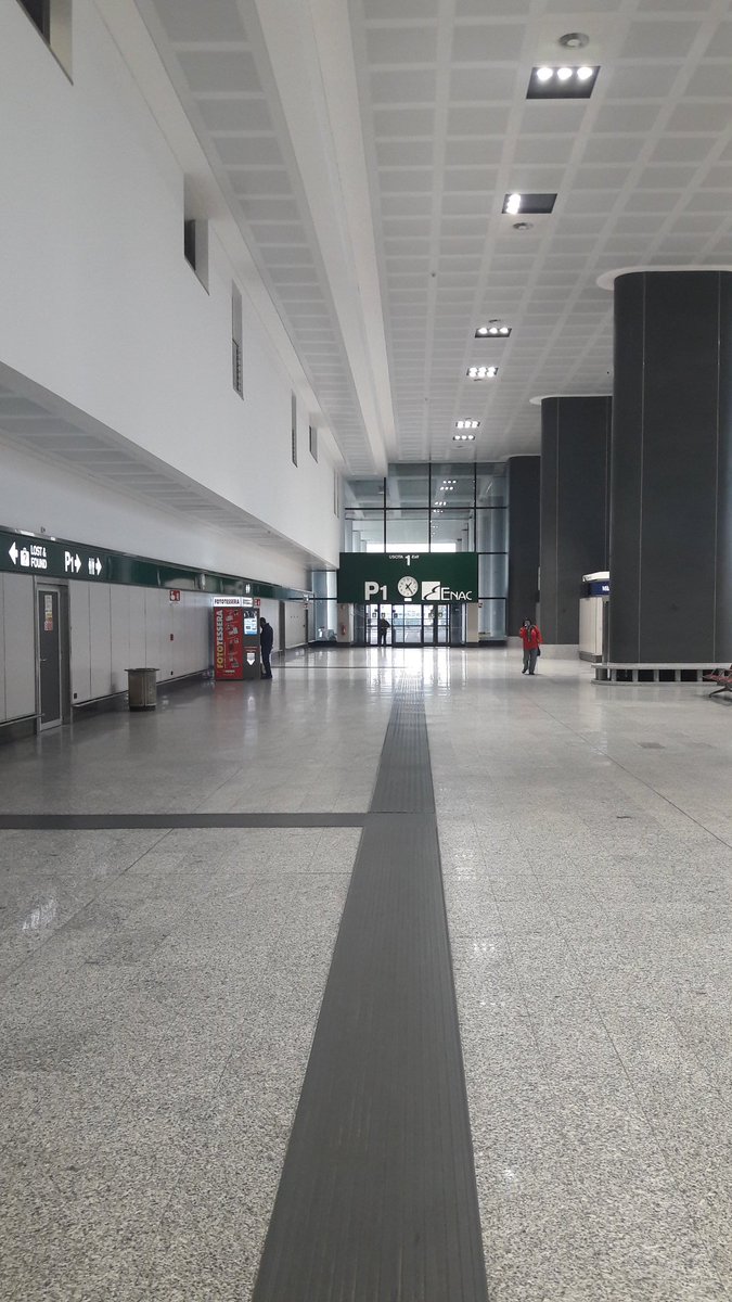 massi_meroni's tweet photo. É vero, gli #Aeroporti di #Milano sono aperti, ma ci sono le decisioni di alcune compagnie aeree e la gente che ha paura. #mxp T1. Marzo 2020. https://t.co/7coGeDAbJZ
