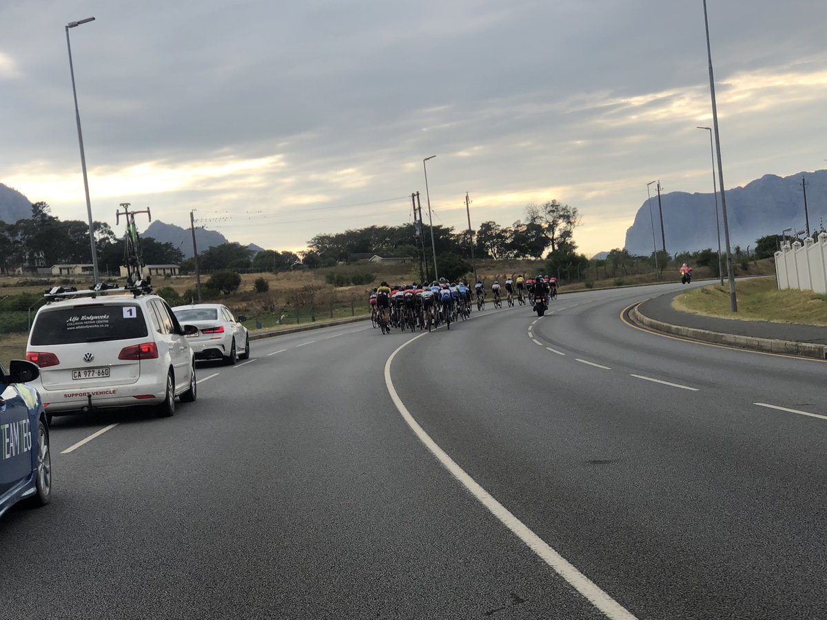 officeguru2022's tweet photo. 6 riders have a gap of 30 secs on the main peloton 30km done @tourofgoodhope https://t.co/pPNEhnrRrj