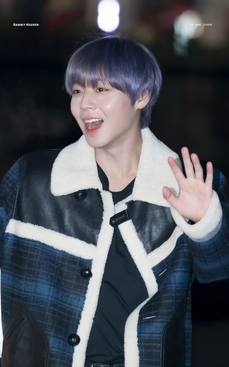 rabbitkeeper_jh's tweet photo. 191213 뮤뱅 출근길 

#박지훈 https://t.co/vcKUXUeGKe