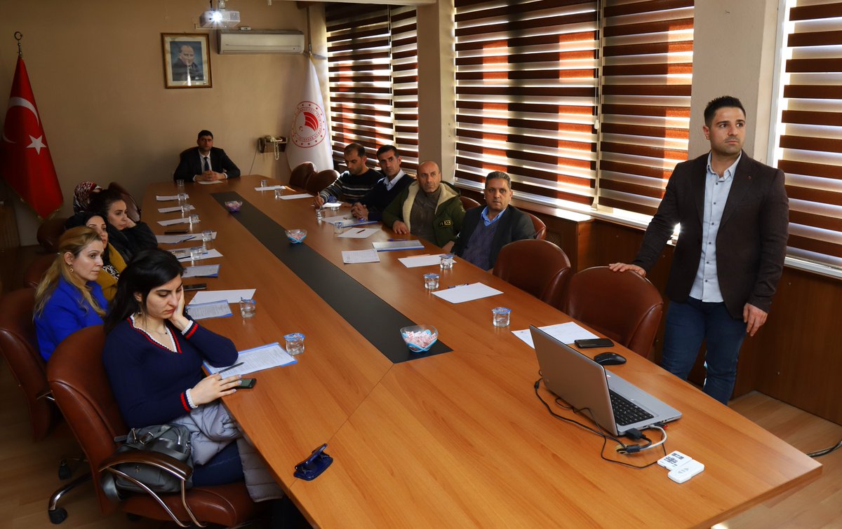 Bingöl Valiliği 2023 vizyonu ve ISPM-15 (Ahşap Ambalaj Malzemelerin Isıl İşleme Tabi Tutulması ve İşaretlenmesi Yönetmeliği) kapsamında İl Müdürlüğümüzde görevli gıda denetçisi personellerimize ISPM-15 kontrolörü Veysel KITAY tarafından eğitim verildi.
@bingolvaliligi@2023Bingol