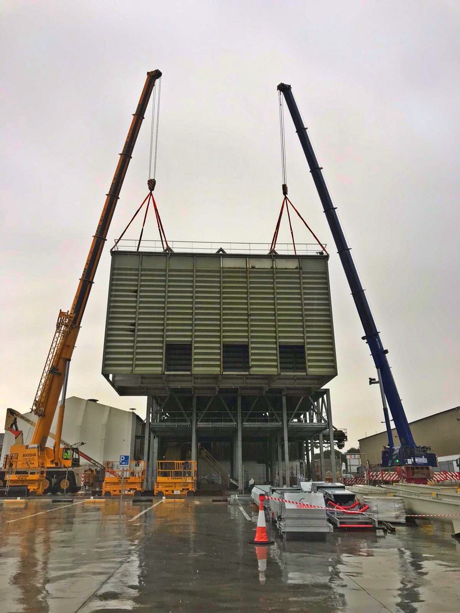 Conjunto de silos cuadrados para ampliación de planta Sibelco Minerales, S.A. en Arcos de La Frontera. La operación supuso la movilización de dos grúas de 160 Ton para el izado al unísono de una carga total aproximada de 70 Ton. #industrial #construction #industrialdesign #steel