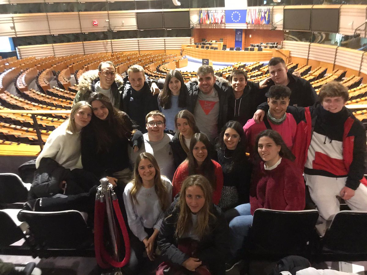 kanda_team's tweet photo. Hace una semana empezó una aventura que hará crecer a Kanda. Empezó en París e hicimos una parada en Bruselas y en Maastricht. Ahora nos encontramos en Berlín, donde nos espera un mes de trabajo y evolución como personas y equipo.🚀 #MTA #leinn #kanda #bidasoalab #irunlab https://t.co/BmiaXuMY6X
