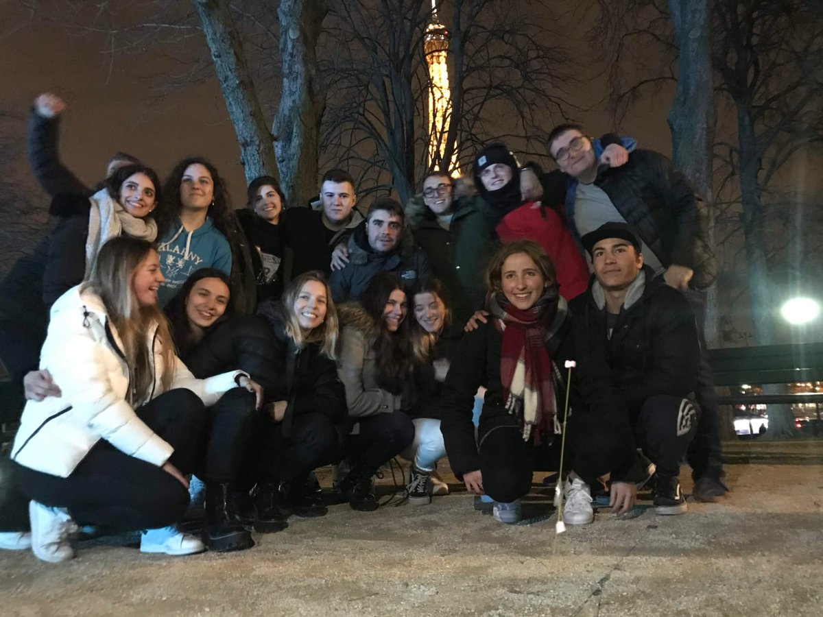 kanda_team's tweet photo. Hace una semana empezó una aventura que hará crecer a Kanda. Empezó en París e hicimos una parada en Bruselas y en Maastricht. Ahora nos encontramos en Berlín, donde nos espera un mes de trabajo y evolución como personas y equipo.🚀 #MTA #leinn #kanda #bidasoalab #irunlab https://t.co/BmiaXuMY6X