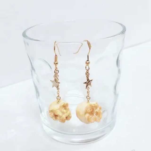moeuhane03's tweet photo. ポップコーンゆらゆらピアス🎶
#粘土 #クレイ #ハンドメイド #ポップコーン#星##フェイクスイーツ #フェイクスイーツアクセサリー #ピアス #clay #fake sweets #handmade #popcorn #fakeaccessory https://t.co/cvtDqnkiYW