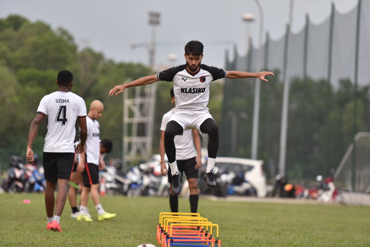 KlasikoFC's tweet photo. Working hard before our first game against Langkawi City FC! One day left to kick off and we are excited for the season to begin.

#ForzaKlasiko #LigaM3 @MY_AFL https://t.co/OpZS4ub63J