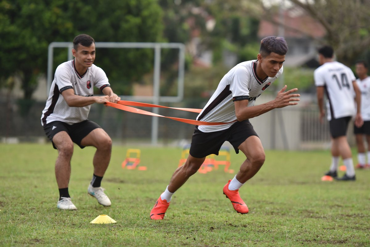 KlasikoFC's tweet photo. Working hard before our first game against Langkawi City FC! One day left to kick off and we are excited for the season to begin.

#ForzaKlasiko #LigaM3 @MY_AFL https://t.co/OpZS4ub63J