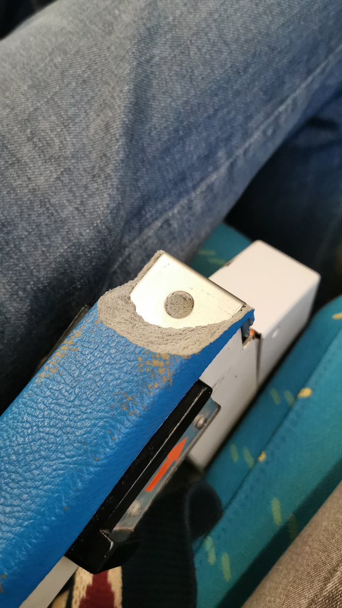 mebarberat's tweet photo. Me encanta cuando @Renfe tiene trenes sin enchufes para trayectos de más de seis horas y además tiene el reposabrazos roto. https://t.co/a7deD4PCFU