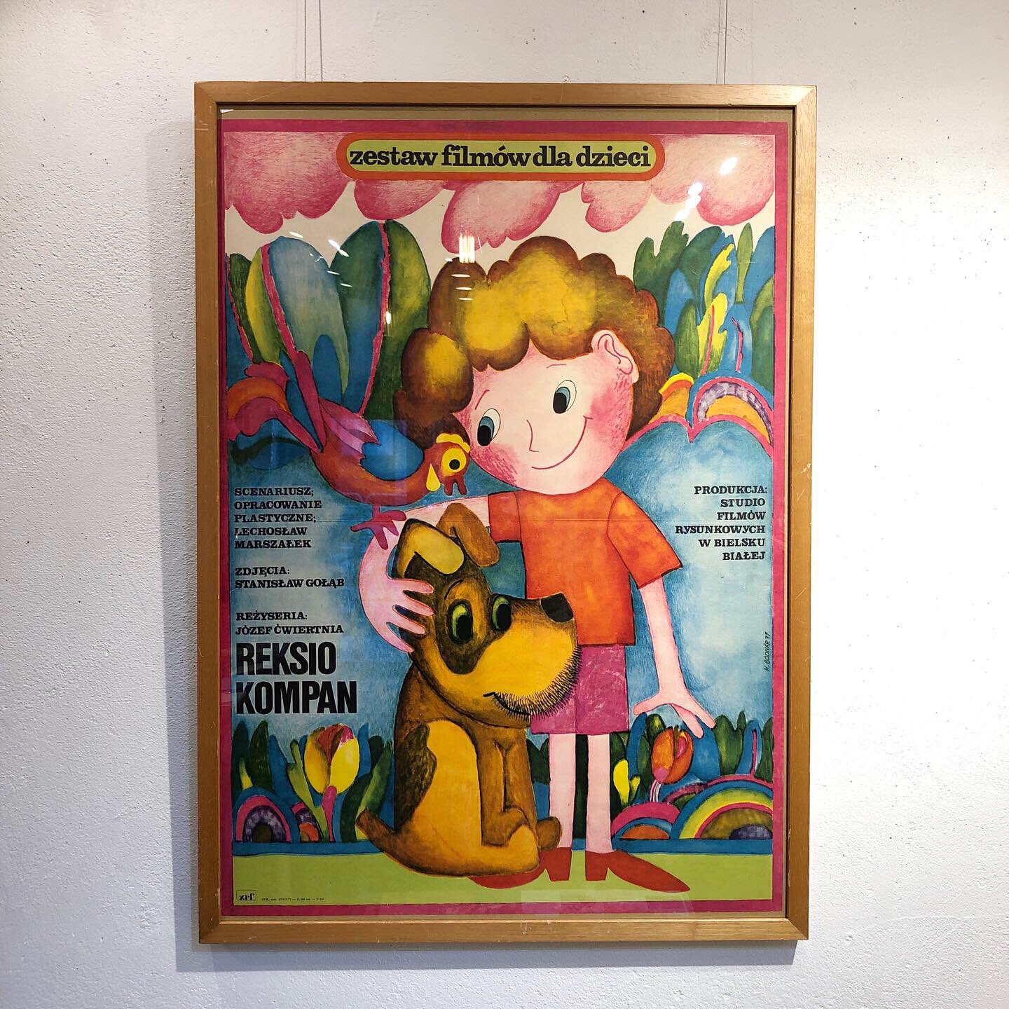 Uresica ウレシカ Reksio Kompan ポーランドの人気キャラ 犬のレクシオが活躍する アニメーション映画1977年公開時のポスター 実際のアニメ画像を使わず描き下ろしたイラストを使うのがポーランドポスター流です ハッピーな色づかいの可愛いイラスト