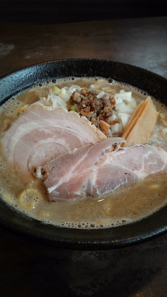 anixanix's tweet photo. #三郷　#レジスタ　＃味噌にぼらぁめん　#ラーメン
三郷市のレジスタさん。
期間限定　味噌にぼらぁめんをいただきました。
煮干しがっつり！ナッツも入ってるようです。
真っ白な服を着��行ったせいか、そっと紙エプロンを勧めてくれました。そんな気遣いをしてくれるお店です。
また行く！ https://t.co/D6KafE5Vhx