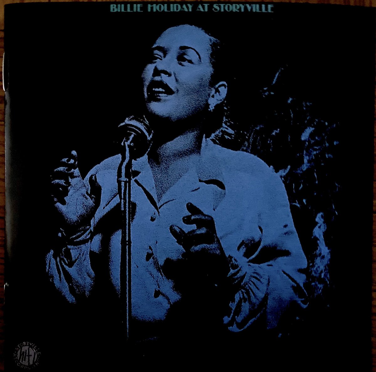 comet0825's tweet photo. こんにちは
午後のひととき
#BILLIE・HOLIDAY
#AT・STORYVILLE
#jazz
#goldCD
1951 53年録音
1999年リマスタリング
彼女の高揚期の作品
マスターは放送用だが観客の雑音は少なく歌声が明瞭に捉えられている
MONOなので演奏に集中できる https://t.co/aLIPRtiKxa