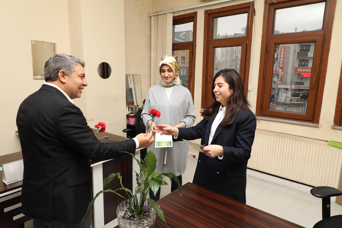 Başkan Şayir çiçeklerle kutladı