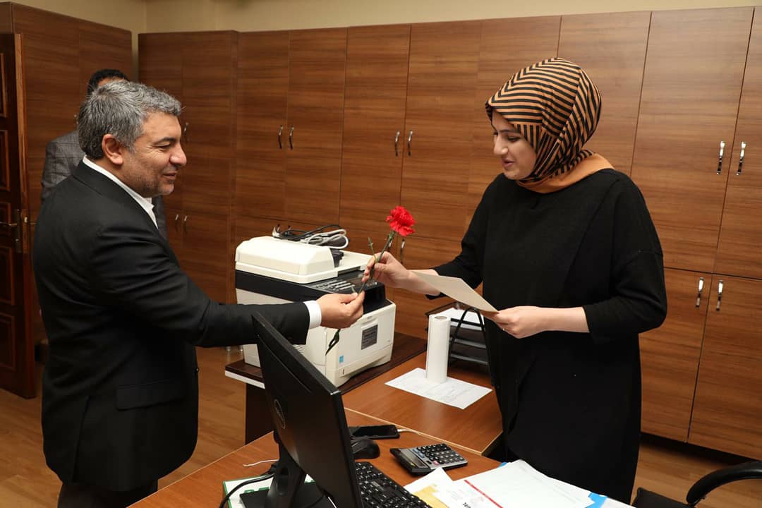 Başkan Şayir çiçeklerle kutladı