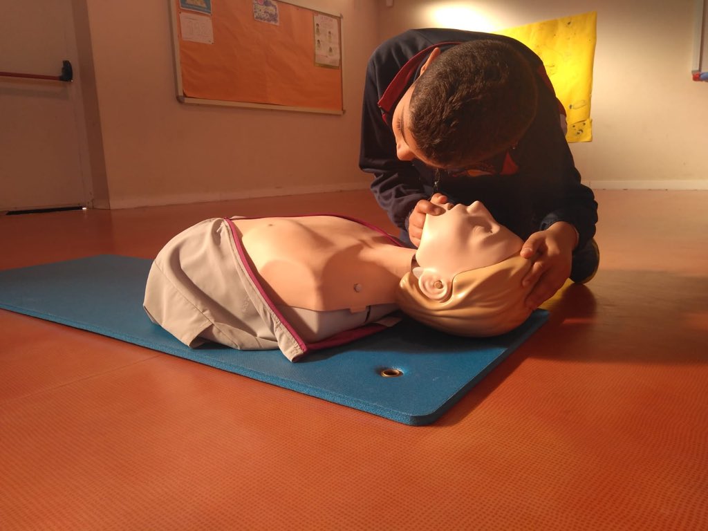 Aquests dies, l’escola de Riudoms, Cavaller Arnau, també està treballant el Suport Vital Bàsic amb els seus i les seves alumnes!#svb #riudoms
