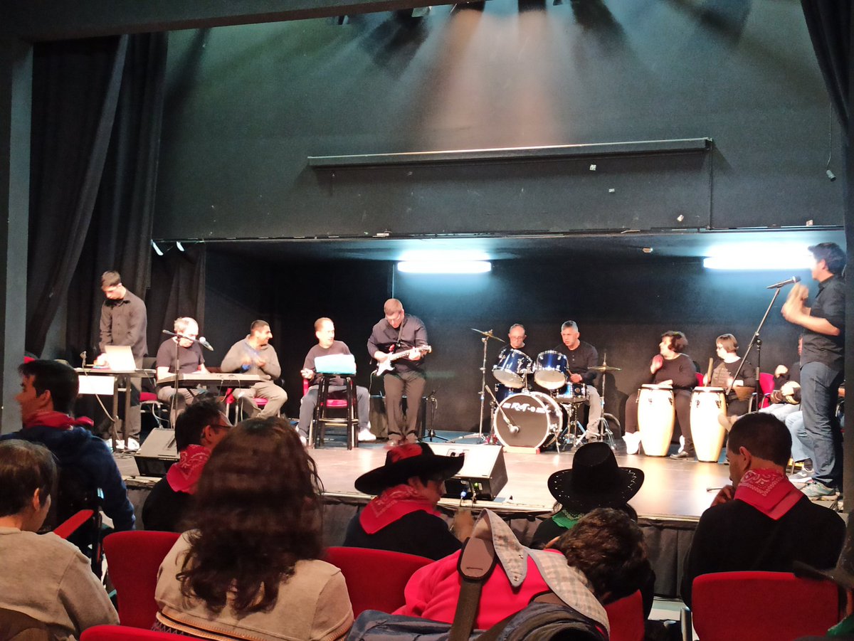 allendeLT's tweet photo. Conciertazo de ayer!!! Increíbles sonaron #RUISEÑORESySONOREADORES #PROBANDOBIGBAND e #IMPERFECTOS de #AMASmiusic en el #CCMargaritaBuron ante un público entusiasmado que se dejó llevar al ritmo de la música y de la #CulturaInclusiva
@GrupoAMAS @alcorconcultura https://t.co/AjJME3koGp