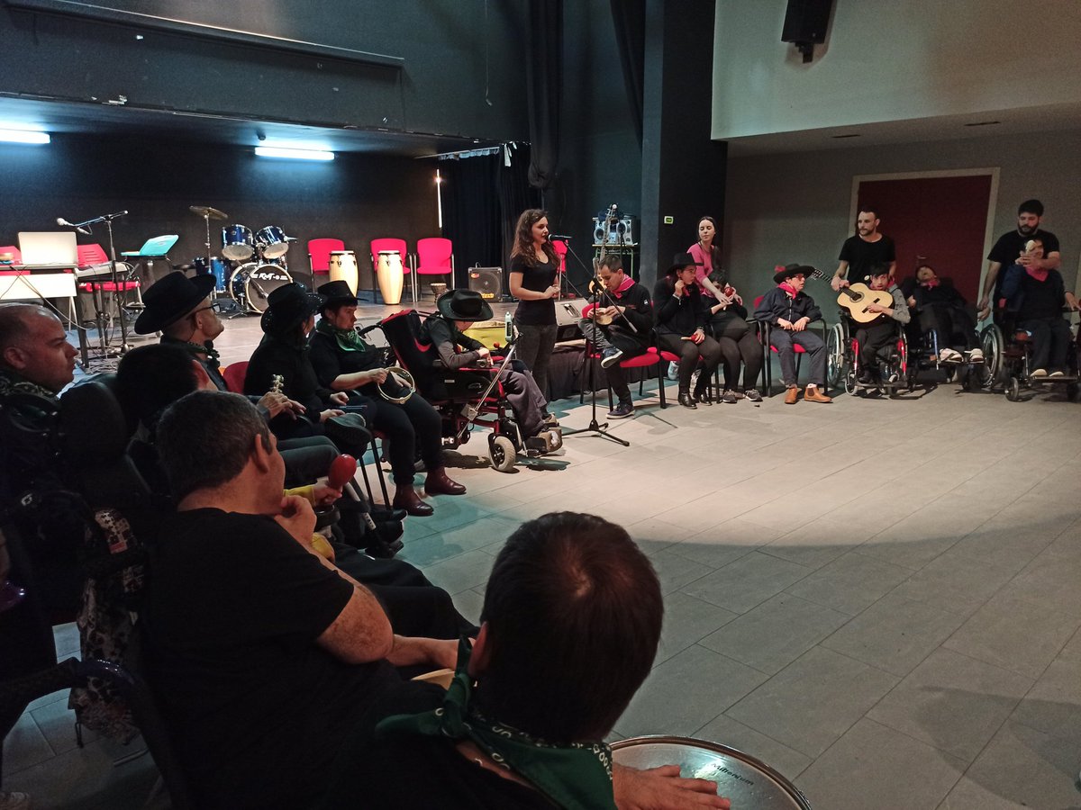 allendeLT's tweet photo. Conciertazo de ayer!!! Increíbles sonaron #RUISEÑORESySONOREADORES #PROBANDOBIGBAND e #IMPERFECTOS de #AMASmiusic en el #CCMargaritaBuron ante un público entusiasmado que se dejó llevar al ritmo de la música y de la #CulturaInclusiva
@GrupoAMAS @alcorconcultura https://t.co/AjJME3koGp