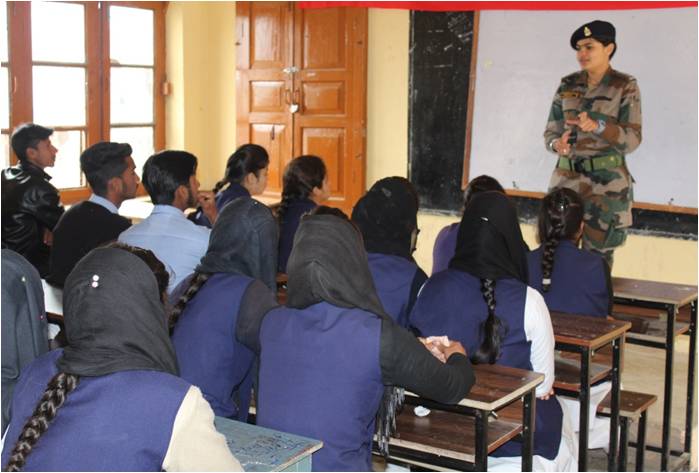 Whiteknight_IA's tweet photo. #IndianArmy org a motivational talk for students to join #ArmedForces at GHSS, Jhullas, #Poonch aimed to impart awareness about available career opportunities, physical, educational requirements & the selection process. #ArmyForYouthDevelopment @adgpi @NorthernComd_IA @PBNS_India https://t.co/pRUomntKNs