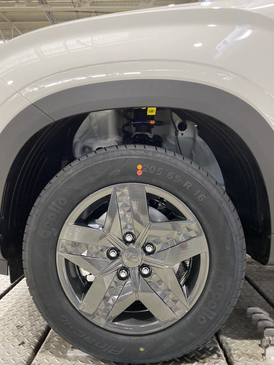 SidnChips's tweet photo. Do you like these new wheels on the upcoming @HyundaiIndia CRETA. Guess the metal used on these 🤔
1. It's an Alloy
2. It's Steel
3. It's Ultimate
#MetalToExcellence
#AllNewCRETA
#TheUltimateSUV https://t.co/qK89WPEaHi