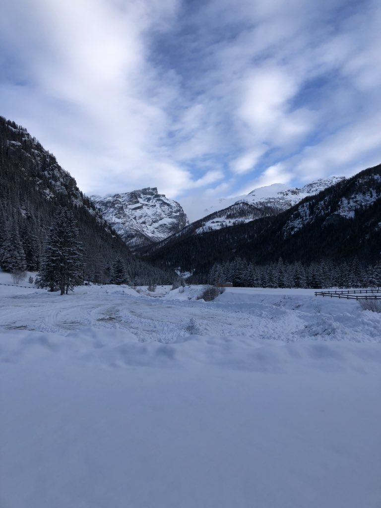champoluc1's tweet photo. A Sunny day here in Champoluc with around 30cm of snow falling yesterday. Highs of -1° and Lows of -7° ❄️ #Champoluc #ski2 #powderdays #bluebirddays https://t.co/IhOgGGa7zA