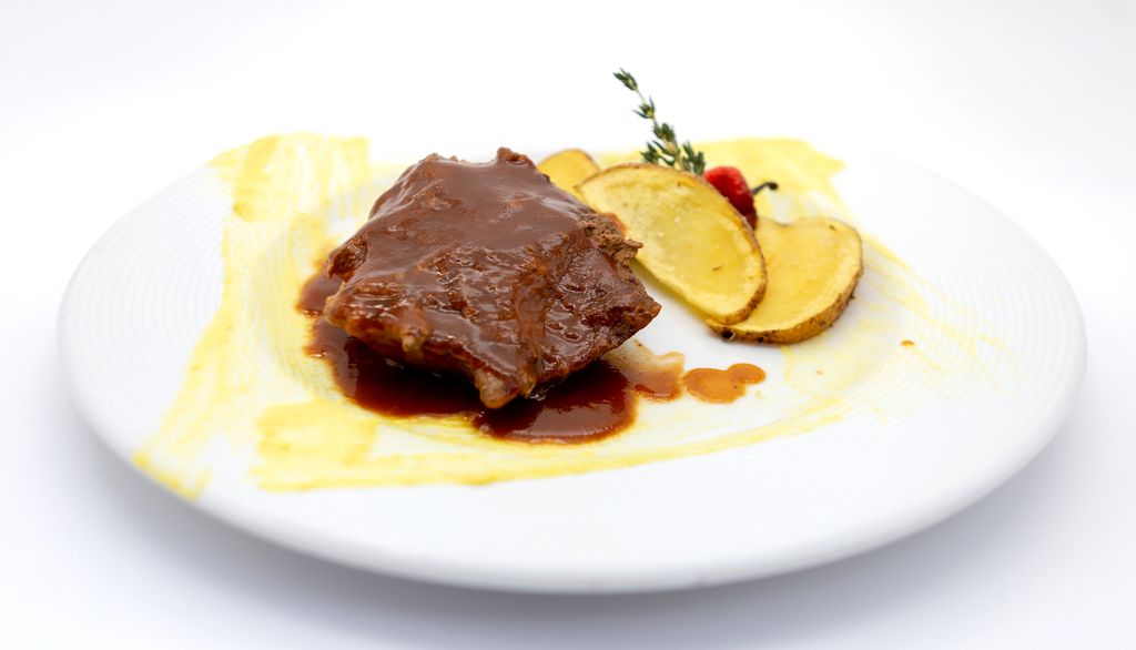 Presa ibérica a la barbacoa con pintura de maíz. Esta maravilla sabe todavía mejor de lo que parece, ¿increíble, verdad? No te quedes sin probarlo: buff.ly/2RikiXF #VenaSamarkanda #PlatosSamarkanda