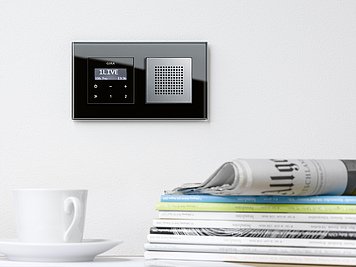 Gira's tweet photo. Die intuitive #Bedienung des Gira Unterputz-Radio RDS ist dank kapazitivem #Sensorfeld und hochwertigem #Display besonders komfortabel. https://t.co/V31xkl25JF https://t.co/aHm8TmZrQe
