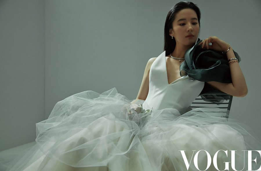 Vogue China April 2020 ESaSuhwUMAE6GDo?format=jpg&name=900x900