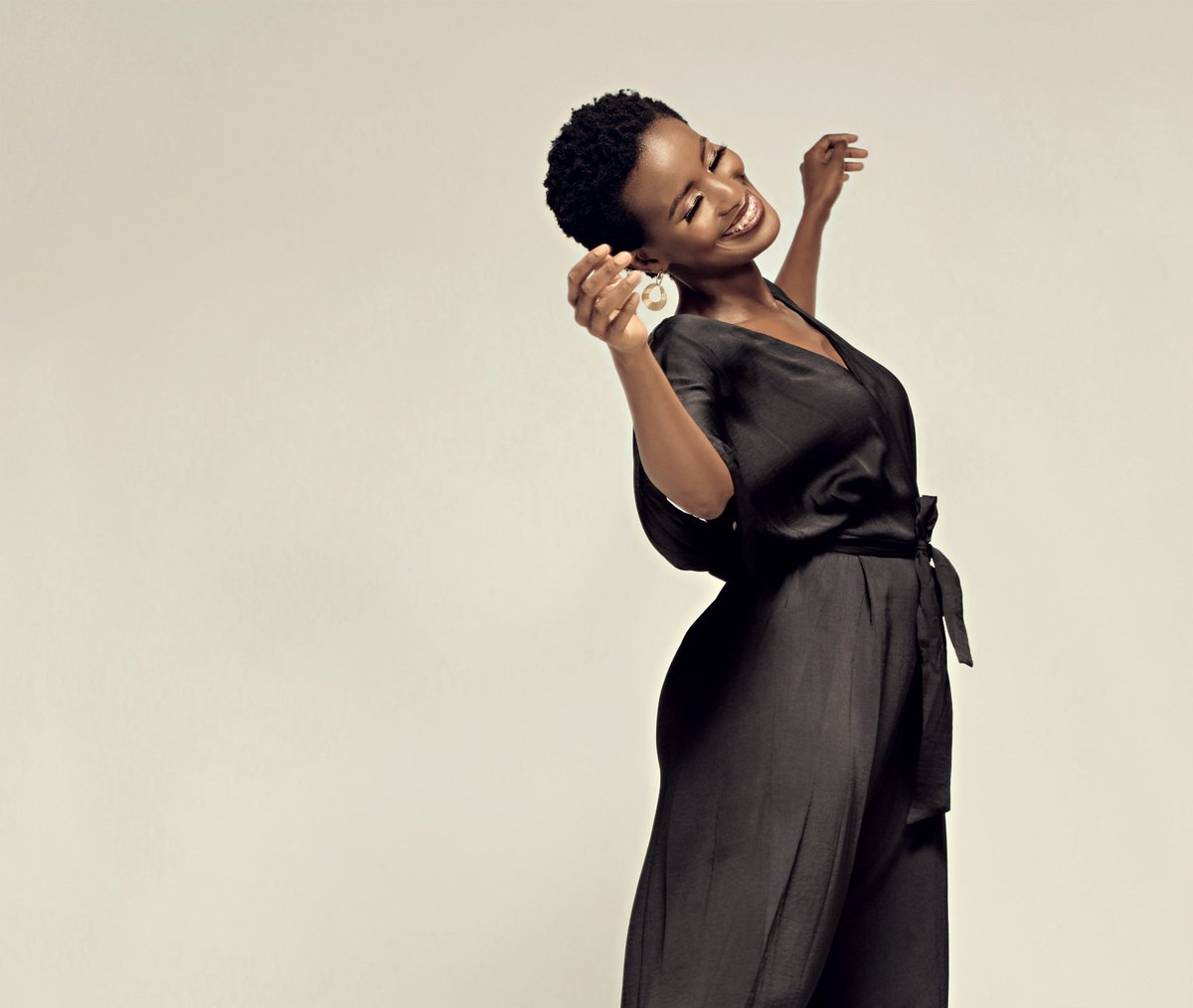 TrueLoveMag_SA's tweet photo. Happy birthday to our cover star @MsMasasa 🎈🥂We hope that the new year is filled with abundant blessings and success, and that the universe always meets you at your point of need. 🙏🏿 Uyathandwa ❤️ https://t.co/2wl7O4R6O1