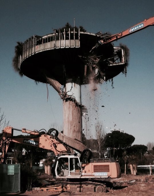 retrochenta's tweet photo. Hoy hace 10 años que empezó a derribarse el icónico árbol-cafetería del Parque de Atracciones de Madrid. A los que crecimos aquí, nos arrancaban un trozo de nuestra infancia. https://t.co/7KrHBR04ph